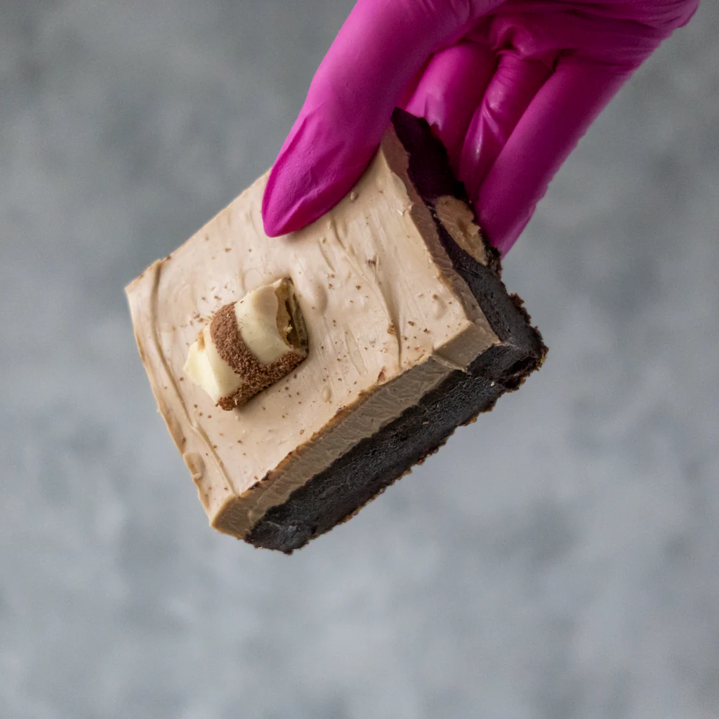 Brownie Slab with Kinder Bueno White - Image 3